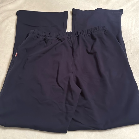 Women’s Urbane Ultimate scrub pants, size Medium - Picture 4 of 5